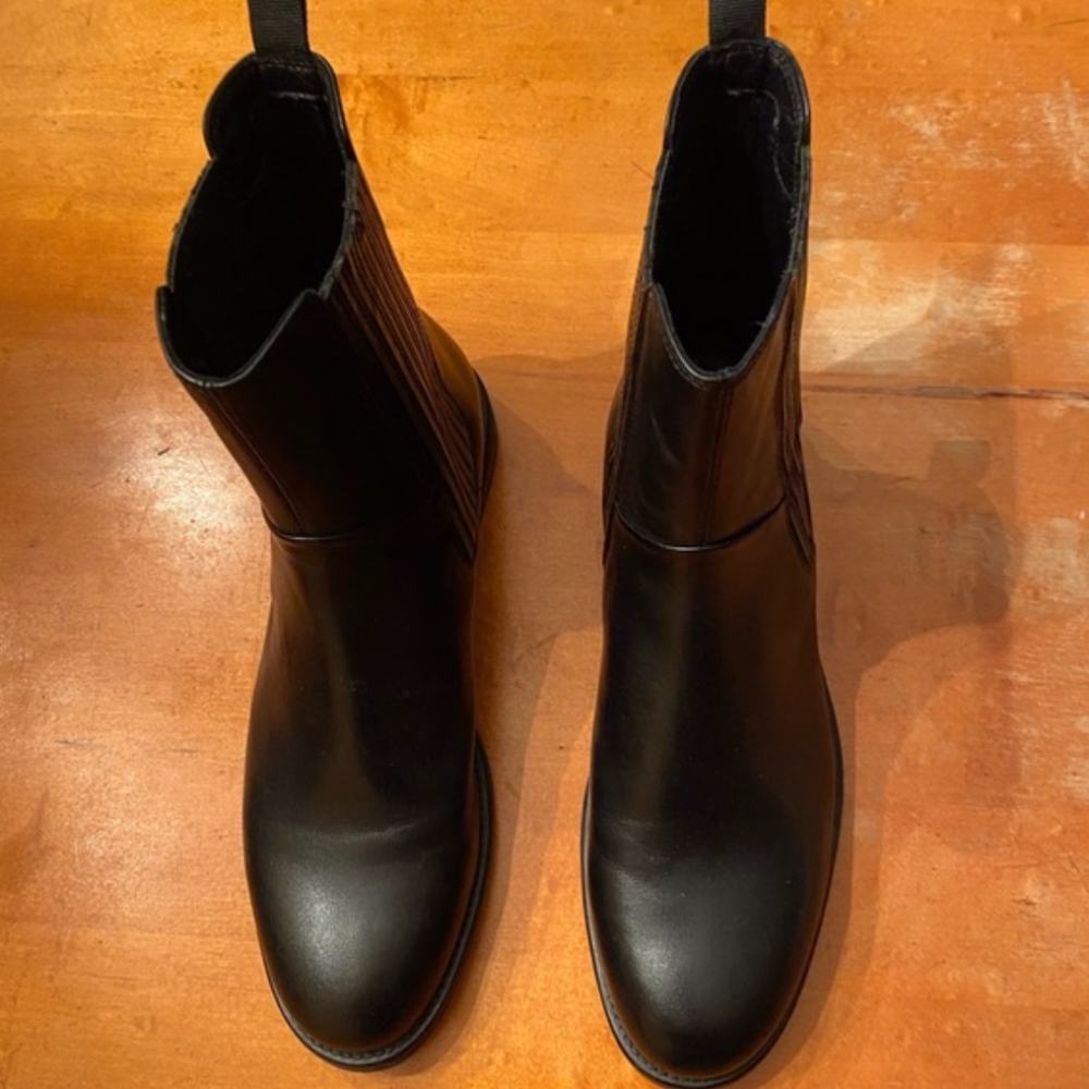 Vagabond Amina Chelsea booties. Brand new